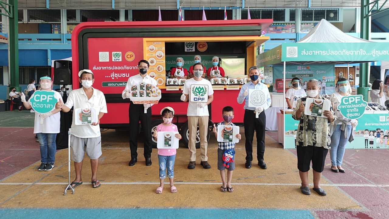 CPF Food truck gives away meals to Wat Ruak Bang Bamru Community
